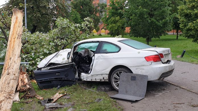 САОБРАЋАЈНА НЕСРЕЋА У НОВОМ САДУ: Аутомобилом ударио у дрво 